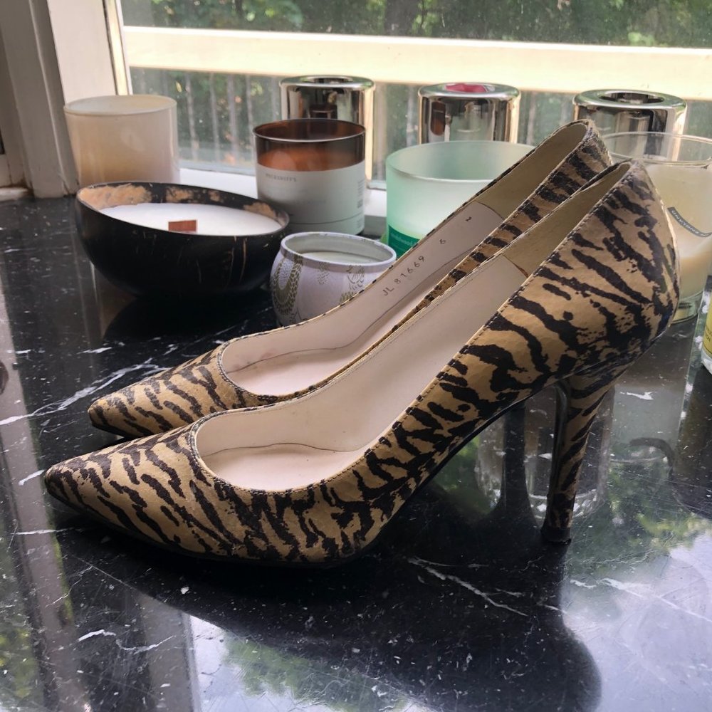 STUART WEITZMAN SNAKESKIN PUMPS